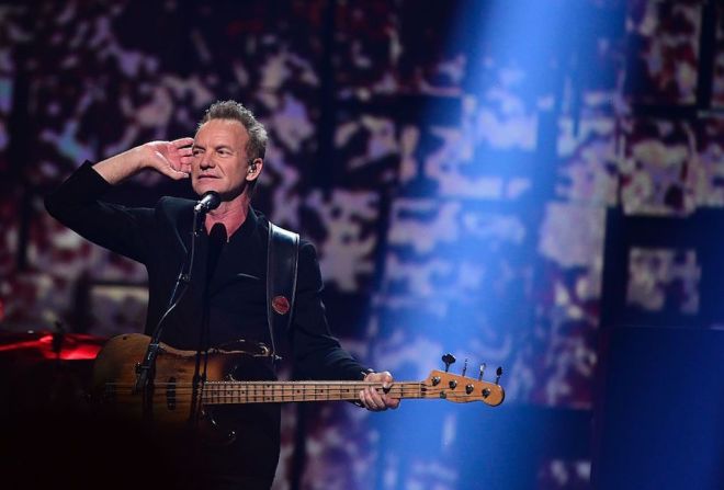 El cantante británico Sting fue el encargado de cerrar el concierto con su clásico "Every Breath You Take".