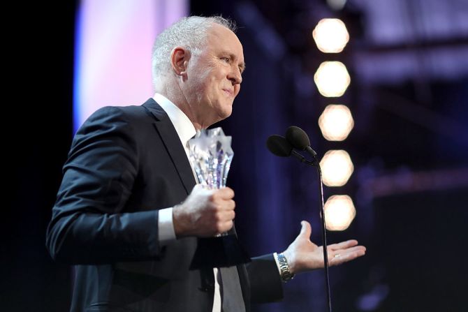 El actor estadounidense John Lithgow recibió el premio a Mejor actor de reparto en una serie de drama por su rol en la serie de Netflix, ‘The Crown’.