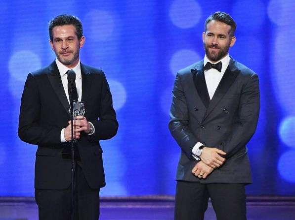 Simon Kinberg (a la izquierda) y Ryan Reynolds (derecha) aceptan el premio a Mejor comedia por ‘Deadpool’.