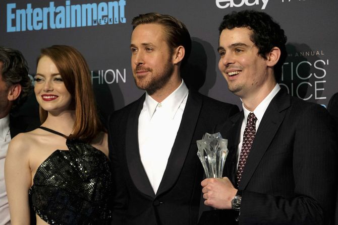 Damien Chazelle, en la foto junto a Ryan Gosling y a Emma Stone, ganó el premio a Mejor director por ‘La La Land’.