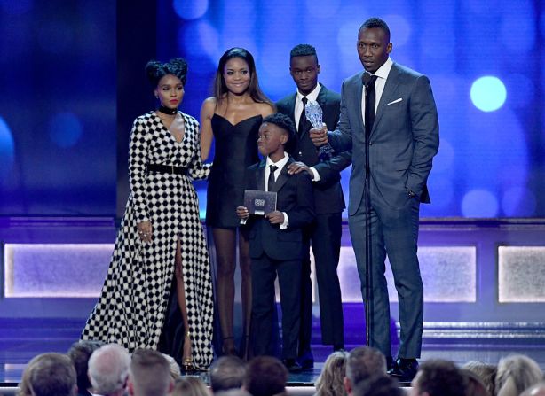 Los actores Janelle Monae, Naomie Harris, Alex R. Hibbert, Ashton Sanders y Mahershala Ali aceptan el premio a Mejor reparto por la película 'Moonlight’.