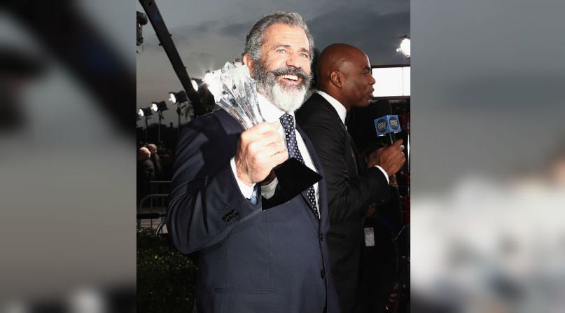 Mel Gibson sostiene el premio a Mejor película de acción por ‘Hacksaw Ridge’, de la que él es director.