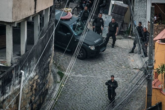 La policía brasileña dijo el viernes que identificó a siete sospechosos de matar al turista italiano que se encontraba de vacaciones y que se perdió en una favela de Río de Janeiro.