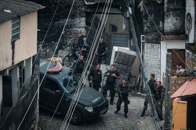 La policía busca a los sospechosos del asesinato de un turista italiano en el barrio de Santa Teresa, próximo a la favela de Prazeres, en Río de Janeiro, Brasil, el 9 de diciembre de 2016.