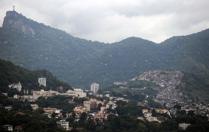 La estatua del Cristo Redentor, sobre la montaña Corcovado, vigila los edificios del barrio de Santa Teresa, en Río de Janeiro, Brasil, donde fue asesinado un turista italiano el jueves 8 de diciembre.