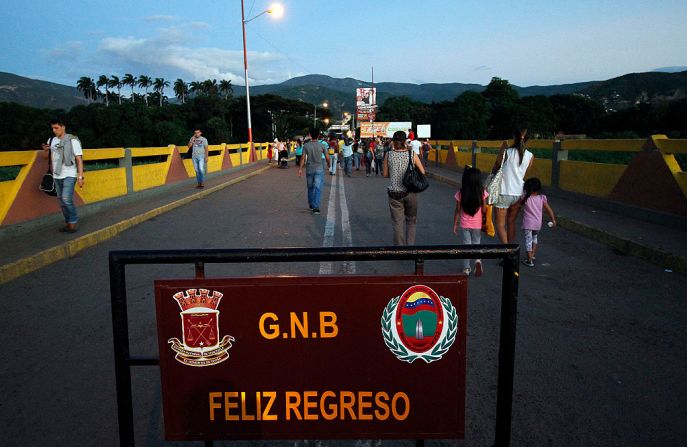 En agosto de 2015 Maduro cerró la frontera para combatir el contrabando proveniente de Colombia. Largas filas acompañaron la reapertura de la frontera colombo-venezolana en cinco puntos, tras casi un año de cierre. La frontera fue reabierta el 13 de agosto de 2016.