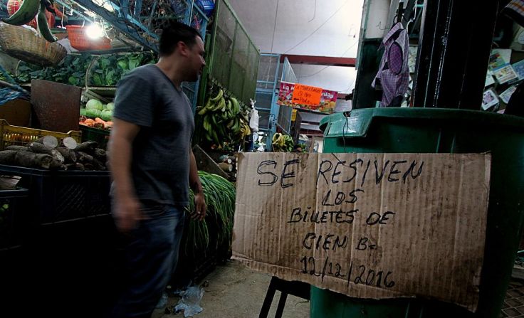 El domingo pasado Maduro ordenó sacar de circulación el billete de 100 bolívares, el de más alta denominación para enfrentar “las mafias colombianas”.