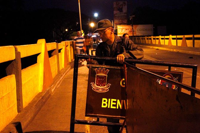 La frontera entre Venezuela y Colombia amaneció cerrada este martes por orden del presidente Nicolás Maduro. La medida regirá, en principio, por las próximas 72 horas.