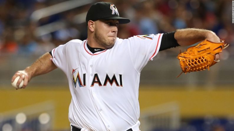 Uno de los mejores lanzadores de las Grandes Ligas, José Fernández, de los Miami Marlins, murió de forma inesperada al estrellarse su bote contra unas rocas a la entrada de Miami Beach el 25 de septiembre de 2016.