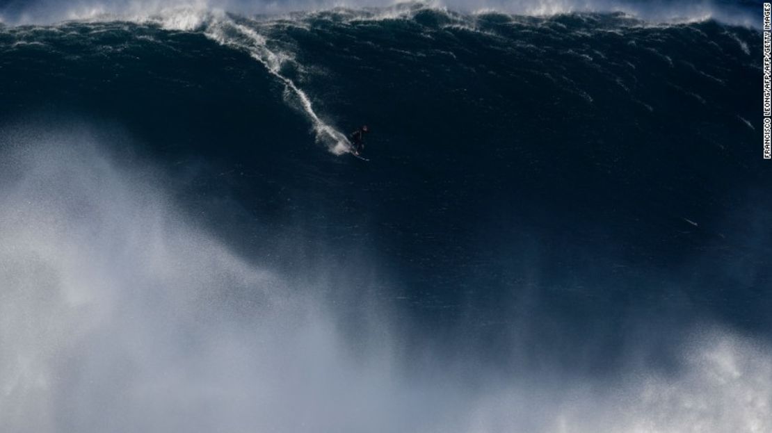 Un surfeador remonta las olas en Praia do Norte cerca a Nazaré, Portugal, el 24 de octubre del 2016.