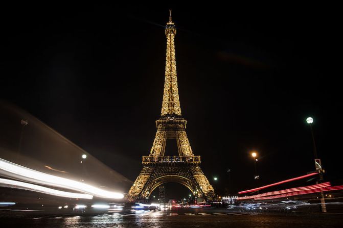 Las luces de la Torre Eiffel se apagaron la noche del miércoles en solidaridad con la ciudad siria de Aleppo.