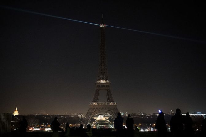 Las luces de la Torre Eiffel en París se apagaron en honor a las víctimas de España.