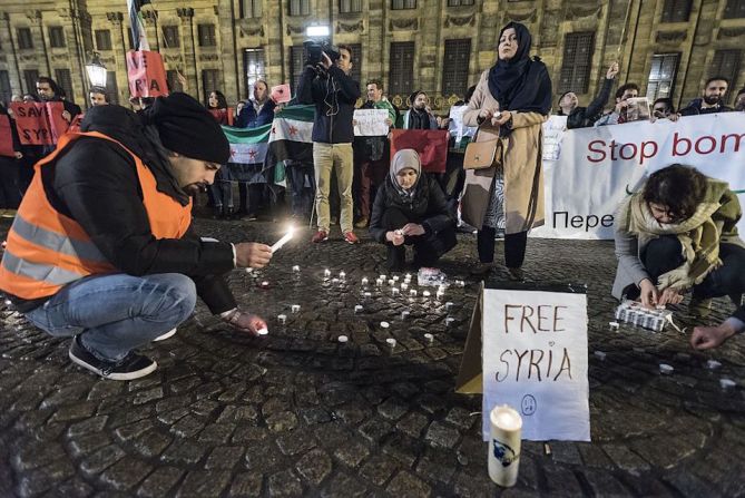 La iniciativa se sumó a otras concentraciones y protestas en varias partes del mundo. En la imagen, jóvenes holandeses encienden velas en homenaje a las víctimas de la batalla en la ciudad siria.