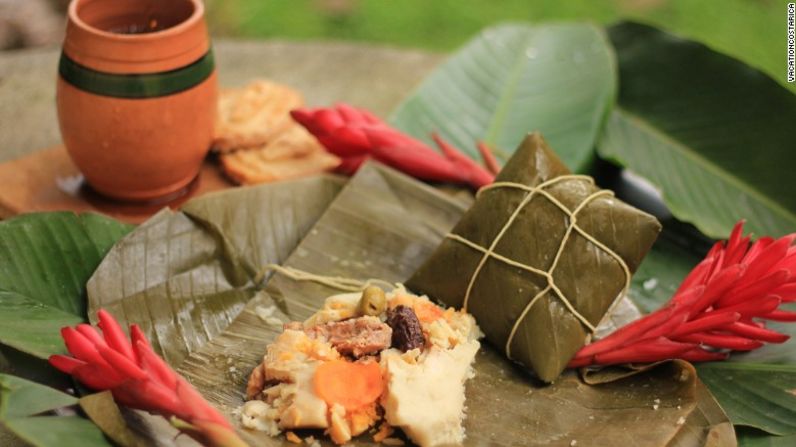 Tamales (Costa Rica) – “Una de las tradiciones navideñas más auténticas en Costa Rica es preparar tamales… cada familia tiene una receta secreta para cocinarlos”, señaló Allan Duarte, gerente de banquetes en el hotel Costa Rica Marriott en San José.