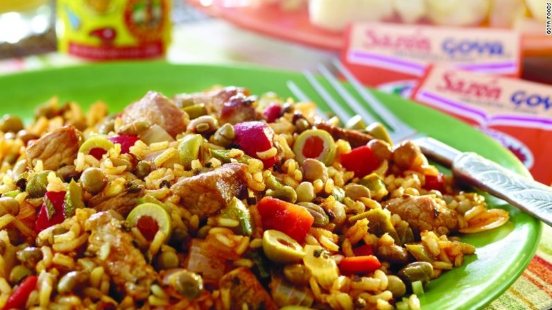 Arroz con gandules (Puerto Rico) – "Como nativo de Puerto Rico, una de las comidas que más me gusta preparar es arroz con gandules (incluye granos y paloma)”, relató Fernando Desa, chef ejecutivo de Goya Foods. “Las festividades navideñas no serían lo mismo sin este plato tradicional”, indicó.