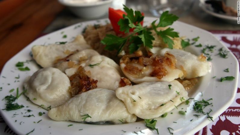 Pierogi (Polonia) – Bollos de masa hervida, o pierogi, rellenos con puré de papa, queso cottage o chucrut son la elección culinaria de Polonia para celebrar la Navidad.