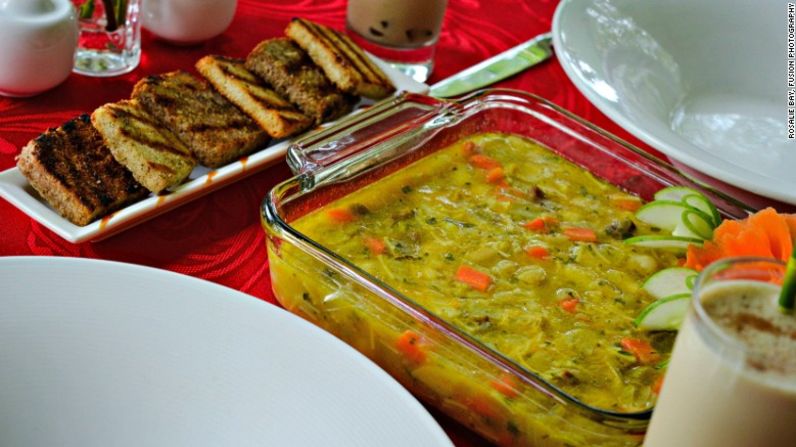 Sopa de tripa (Dominica) – La sopa de tripa refleja la cultura alimenticia de la isla de comer “el animal completo”: incluyen aquellas partes del animal que usualmente serían desechadas.