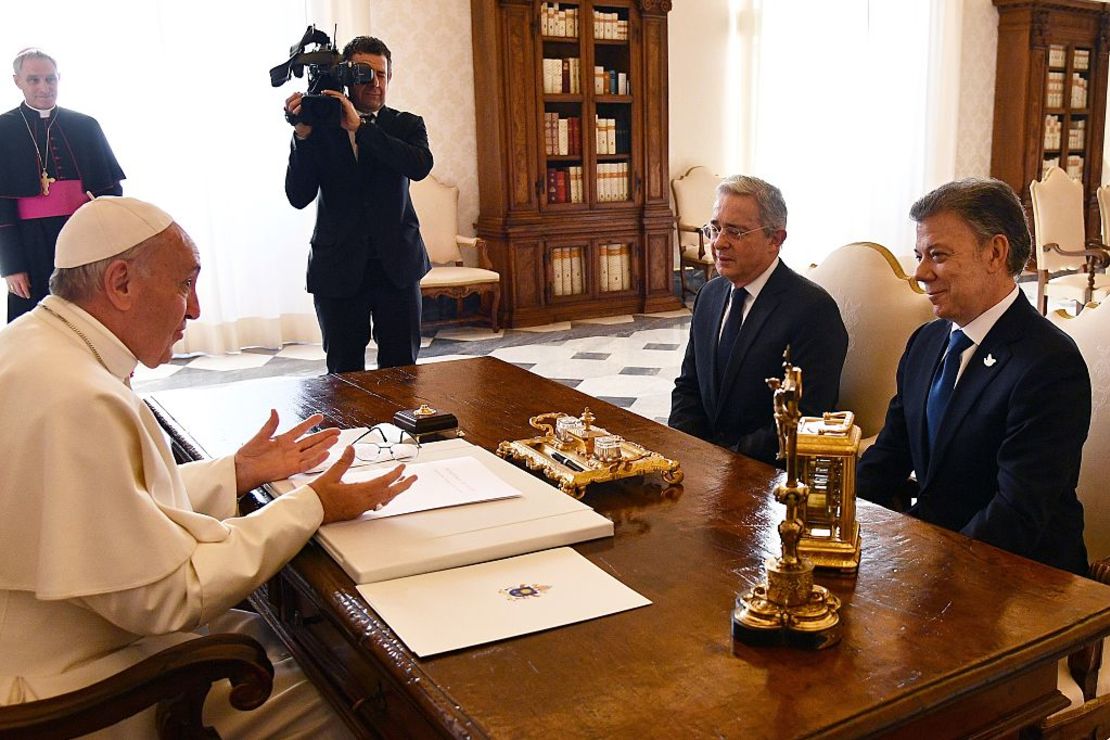 El papa Francisco habla con Álvaro Uribe Vélez (i) y Juan Manuel Santos (d).