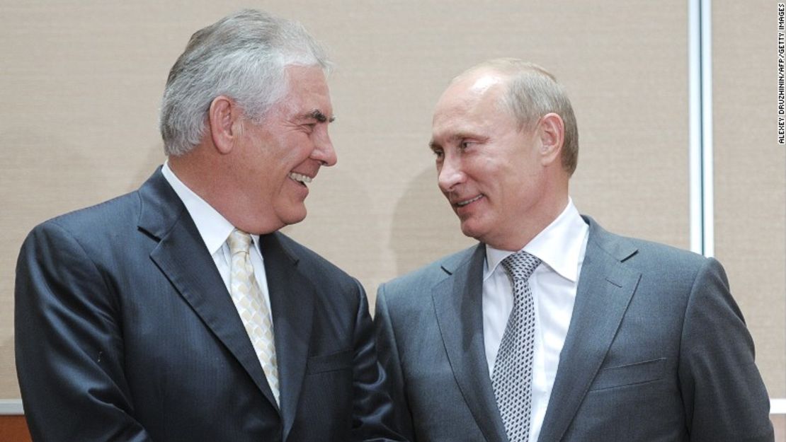 Rex Tillerson, CEO de ExxonMobil (izquierda), junto al presidente de Rusia Vladimir Putin.