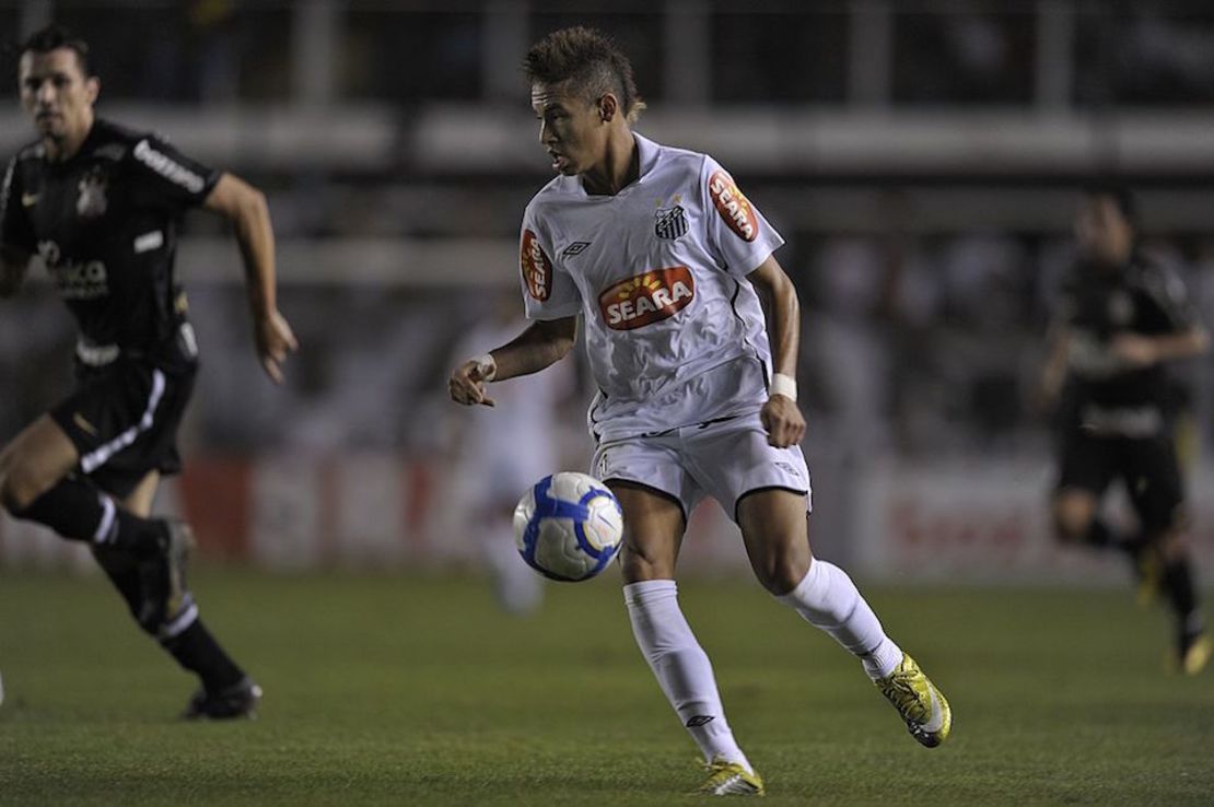 Brazilian football star Neymar (C), of Santos FC, controls the ball during their Brazilian Championship football match against Corinthians held at Vila Belmiro stadium, in Santos, some 60 kilometers south of Sao Paulo, Brazil, on September 22, 2010. AFP PHOTO/Mauricio LIMA