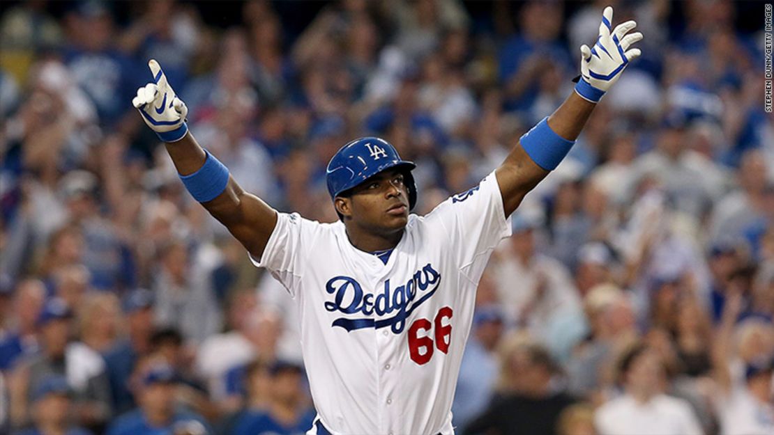 Yasiel Puig tuvo que esquivar un tiroteo y a asesinos en México antes de obtener un contrato de 42 millones de dólares con los Dodgers de Los Ángeles.