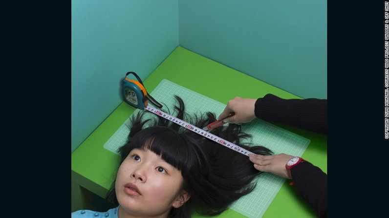 Hair Cut (Corte de pelo), 2016 -- Dada la cuidadosa elección de los colores, la composición y la expresión facial, se podría suponer que hay una historia detrás de Hair Cut. Pero ante la pregunta de qué motivó la pieza, Miyazaki responde: "Pensé que sería útil”.