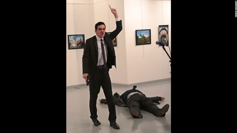 El hombre armado grita cerca del cuerpo de Karlov. "Sólo la muerte me sacará de aquí. Todos los que han tomado parte en esta opresión pagarán algún día por ello", dijo en turco durante el video.