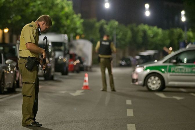 El 24 de julio, un atacante suicida sirio hirió a 15 personas en un ataque en un festival de música en Ansbach. Dejó un video que mostraba su lealtad a ISIS.