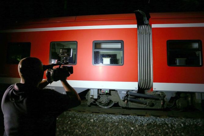 Cuatro días antes de eso, un adolescente inmigrante, al parecer inspirado por ISIS, apuñaló a cinco pasajeros en un tren en Baviera. La policía disparó al adolescente, un refugiado afgano que estaba armado con un cuchillo y un hacha.