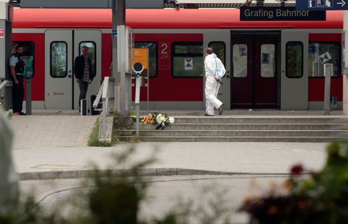 Un hombre alemán mató a una persona e hirió a otras tres en un ataque con un cuchillo en mayo en una estación de tren en Baviera. Testigos dijeron a la policía que el atacante había gritado "Allahu akbar" y los "infieles deben morir" mientras llevaba a cabo los ataques, pero los servicios de inteligencia dijeron que no sabían de ningún vínculo entre él y redes islamistas.