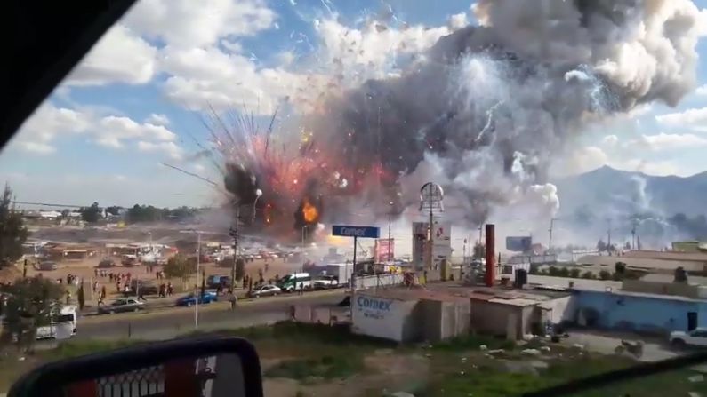 Las explosiones de este martes en Tultepec, México, ocurrieron en un mercado de juegos pirotécnicos. Las autoridades reportaron al menos 29 muertos y 72 heridos.