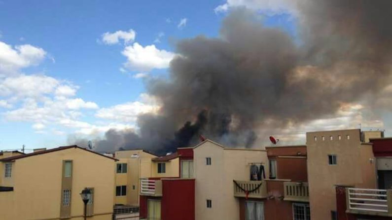 El humo producido por las explosiones en un mercado de juegos pirotécnicos de Tultepec, México.