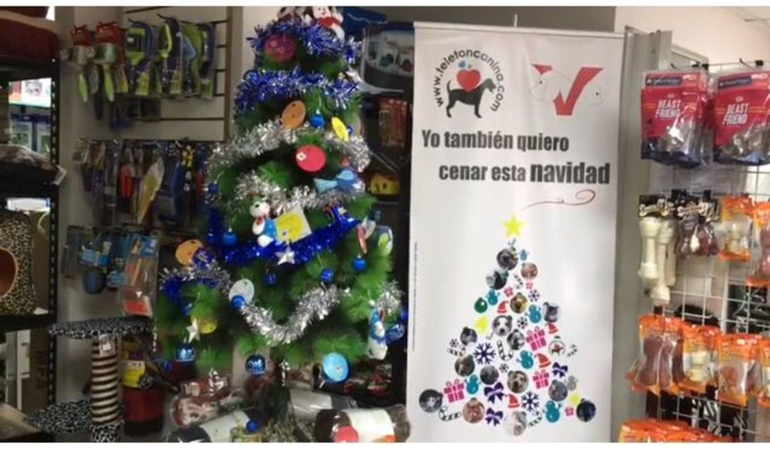 Varias veterinarias tienen árboles de navidad para donaciones a animales víctimas del maltrato.