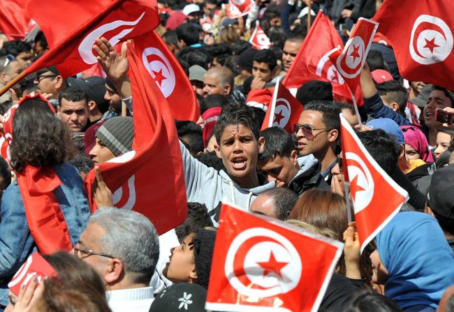 Túnez fue el país del año 2014 de ‘The Economist’ por ser no seguir la tendencia de sus vecinos que protagonizaron la primavera árabe y terminaron hundidos en grandes derramamientos de sangre y represiones. A cambio celebró elecciones presidenciales y parlamentarias y adoptó una nueva e ilustrada constitución.