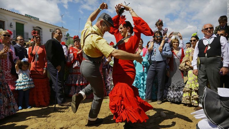 Andalucía, España — La serie de imágenes del fotógrafo de Reino Unido Timothy Allen de un a peregrinación de cuatro días a Andalucía, España, le dieron el segundo lugar en la categoría de portafolio de Viajes y Aventuras.