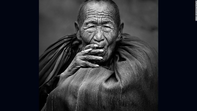 Montañas Daliang, provincia de Sichuan, China – Ruiyan Chen de China fue nombrado como ganador en la categoría de portafolio humano con una serie de imágenes de las personas de la etnia Yi en las montañas Daliang de la provincia de Sichuan.