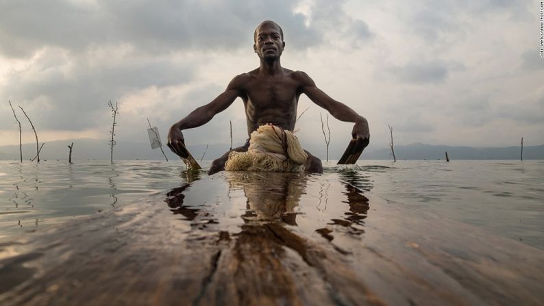 Lago Bosumtwi, Ashanti, Ghana — Esta imagen del ganador general del concurso, Joel Santos, muestra a un hombre Ashanti usando las técnicas de pesca tradicionales en el Lago Bosumtwi en Ghana.