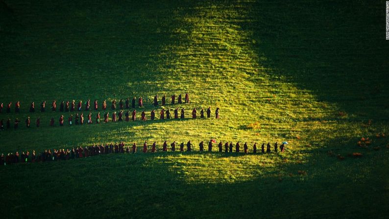 Condado de Baiyu, provincia de Sichuan, China — La luz del sol atrapa un ritual de devoción de un grupo de monjas que hacen una caminata diaria en la provincia de Sichuan, China, en esta imagen del fotógrafo chino Brian Zhao. “A pesar de la temporada, caminan cada año, día tras día”, dice Biran. La foto se llevó el primer lugar en la categoría de Forjado por la luz.