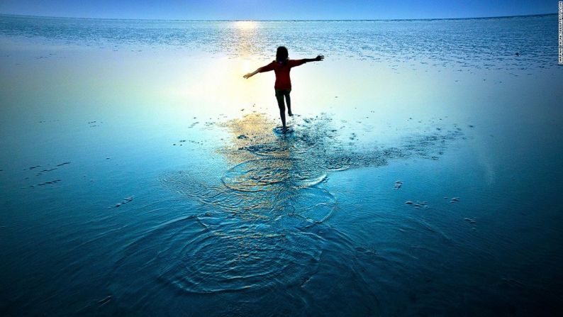 Chandipur, la India – Esta serena foto de una persona corriendo en el mar hace parte de la colección de Darpan Basak, fotógrafo indio de 14 años, que ganó el concurso de Fotógrafo Viajero joven del año.