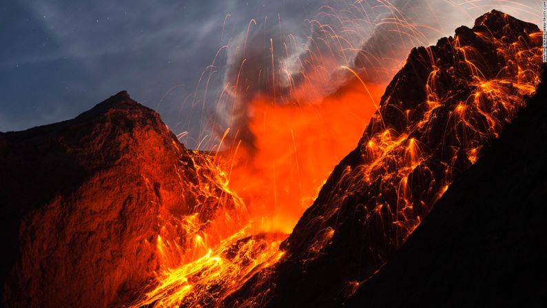 Isla Komba, Indonesia — “Las erupciones del volcán Batu Tara son tan extremadamente ruidosas, grandes y poderosas, que toda la isla se mueve”, explica el fotógrafo alemán Martin Siering. Su imagen de la isla de Komba en Indonesia ganó una mención especial en la categoría de Tierra, Mar y Cielo.