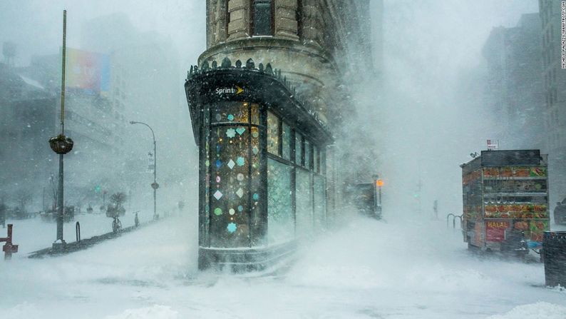 Flatiron Building, Manhattan, Nueva York — Michele Palazzo se enfrentó a una tormenta de nieve causada en 2016 por la tormenta invernal Jonas para tomar esta fotografía del famoso edificio de Nueva York, Flatiron. Esta foto se llevó el premio en la categoría de imagen única de Ciudades y Arquitectura en el concurso Fotógrafo Viajero del año 2016.