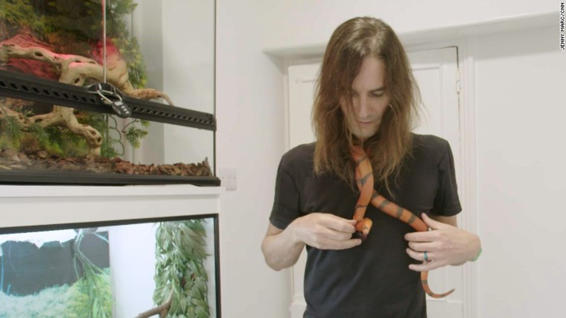 Steve Ludwin con una serpiente hondureña.