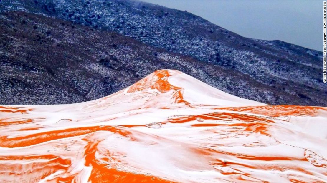 La ciudad Ain Sefra, en el desierto de Sahara, experimentó una extraña nevada este 19 de diciembre.