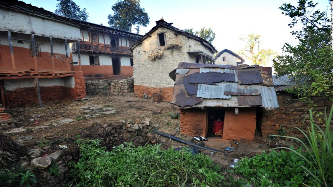 Las niñas y mujeres alrededor de Nepal son desterradas a chozas de chhaupadi como esta durante su menstruación a pesar de  que la práctica fue prohibida en 2005.