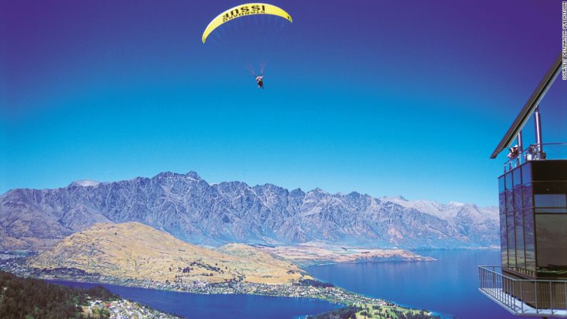 Queenstown, Nueva Zelandia: para una Navidad más relajada y menos fría, busca unas vacaciones en Queenstown. Puedes navegar, hacer surf en el río o volar en parapente.