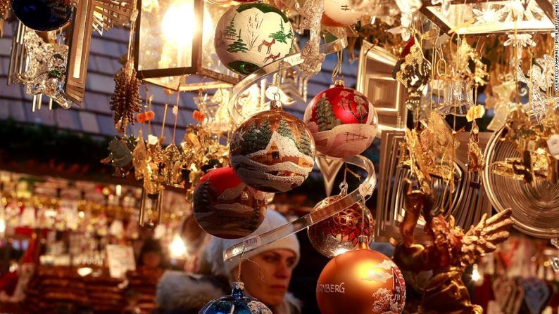 Nuremberg, Alemania: el mercado de Navidad de esta ciudad se toma las fechas muy en serio: solo se venden juguetes hechos a mano y productos navideños.