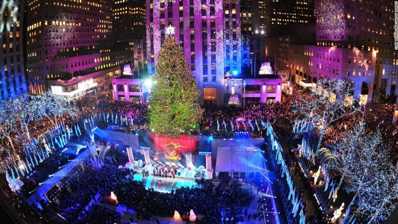 Nueva York : el Centro Rockefeller y su pista de hielo han atraído a visitantes desde hace 80 años y su árbol decorado ha sido una tradición desde 1931.