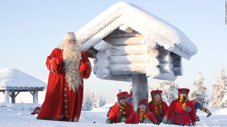 Lapland, Finlandia: para los finlandeses, la ubicación de Rovaniemi justo al norte del Círculo Ártico es básicamente la central de la Navidad. Los niños hacen galletas con la señora Clauss, van a la escuela de ayudantes de Santa y escriben sus listas de regalos con tinta y en un pergamino.