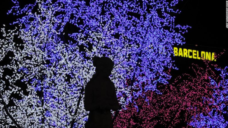 Barcelona, España: el desfile de los Tres Reyes Magos a través de Barcelona es una magnífica cabalgata de carrozas. Se disparan cañones y hay juegos pirotécnicos mientras el alcalde les entrega las llaves de la ciudad a los reyes magos.