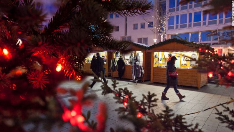 Reykjavik, Islandia: filas de pequeñas casetas conforman el Pueblo Navidad de Yule donde los habitantes compran los regalos, decoraciones y bocadillos.